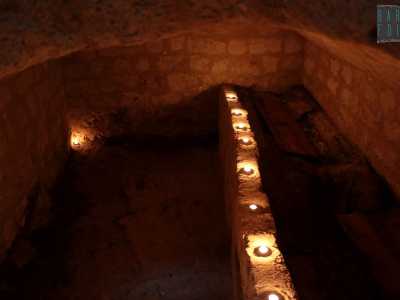 E� buio e per illuminare l�ambiente utilizziamo una torcia e delle candele