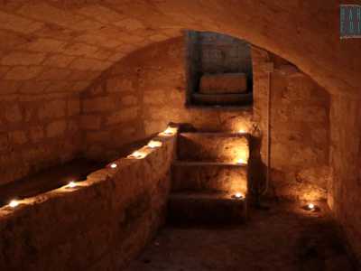 Ci guardiamo intorno: siamo in un vano di cinque metri per tre, circondato da muri in tufo e malta e sormontato da un soffitto a volta alto un paio di metri