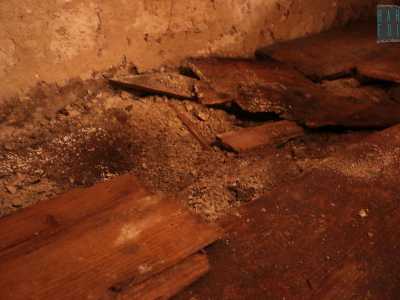 Su lato destro � ben visibile la vasca che conteneva le spoglie delle monache: � larga circa un metro e mezzo ed � ricoperta da uno spesso strato di detriti e lastre di legno. Parliamo al passato perch� le salme non si trovano pi� in questo posto: sono state infatti rimosse, anche se non si sa n� quando e nemmeno dove siano state portate