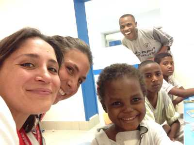 Maria Luigia con alcuni bambini ospiti della struttura