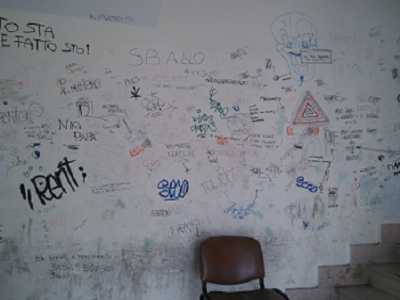Insieme di sfoghi creativi su un muro