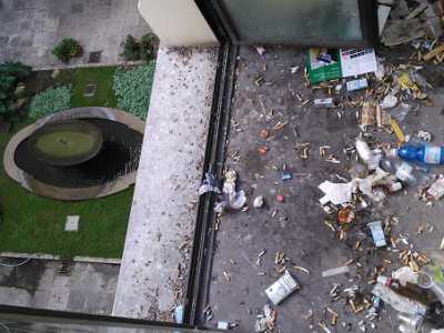 Il terrazzino della camera dei segreti, pieno di rifiuti II