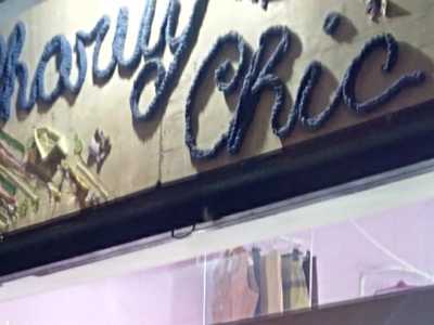Insegna del negozio fatta con uncinetto