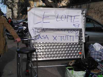 "Le lotte non si sgomberano, casa per tutti" recita un cartellone affisso dai ragazi