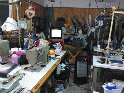 Il retro del negozio della signora Maria in cui svolge il suo lavoro