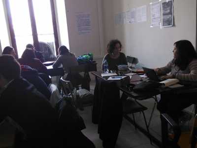 Alcuni ragazzi studiano all'interno dell'ex laboratorio riabilitato dai giovani del collettivo