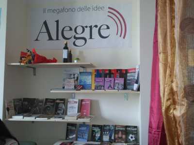 L'esposizione dei libri della casa editrice indipendente romana Alegre