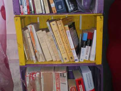 La libreria costruita dai ragazzi utilizzando delle semplici cassette di frutta