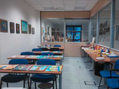 L'aula con dei banchi in cui la signora Marina fa lezione ai bambini