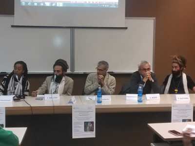L'evento si svolge sotto lo sguardo curioso degli studenti