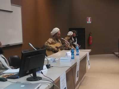 Il cantante rastafariano Uwe Banton, chitarra alla mano, si prepara a suonare alcuni brani della tradizione reggae 