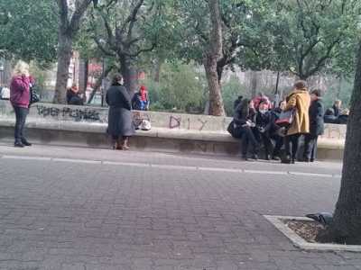 Le badanti rumene e giorgiane si incontrano in piazza Umberto nel loro giorno libero e pranzano insieme