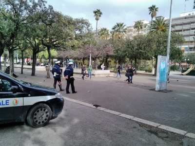 La volante dei vigili Urbani � spesso parcheggiata nella piazza