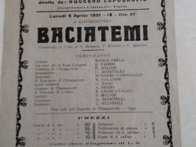 Un manifesto del Teatro Piccinni, con il simbolo di Bari e lo scudo del Fascio posizionati in alto a sinistra. Accanto alla data dello spettacolo si ricordava con un numero romano da quanti anni il regime era salito al potere