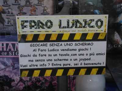 L'entrata del "Faro ludico", games room in cui all'ingresso � appeso un cartello che invita a ricrearsi senza l'uso di schermi e joystick