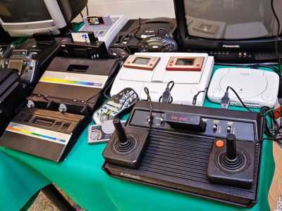 In basso a destra si riconosce un esemplare di console Atari, risalente agli anni 70