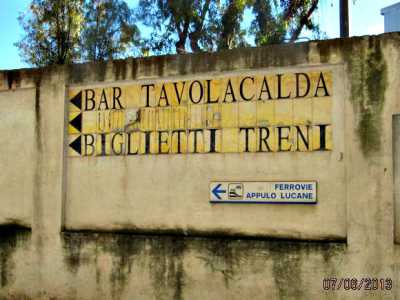 Bari Policlinico, indicazioni per la stazione poste subito all'ingresso dell'autosilo del Policlinico,in prossimit� delle casse. 