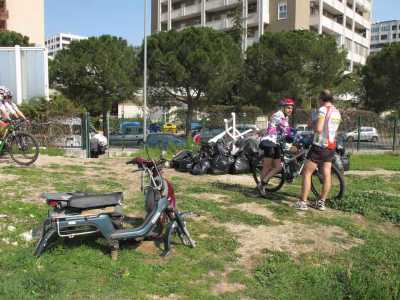 Tra i rifiuti spunta anche un motorino rubato