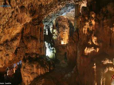 La grotta di Sant'Angelo opportunamente illuminata per metterne in risalto la bellezza naturale
