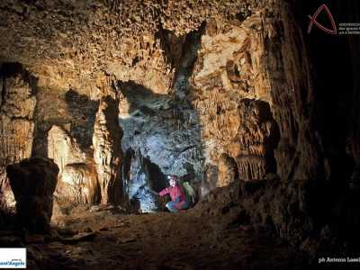 Un geologo si destreggia tra numerose "colonne": formazioni che nascono dall'unione delle stalattiti con le stalagmiti