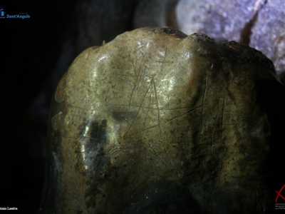 Uno delle migliaia di graffiti presenti nella grotta: si tratta di una stella a cinque punte
