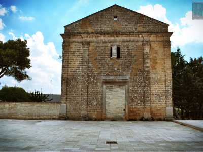 A ridosso del casale si trova l'ottocentesca chiesa sconsacrata di Sant'Antonio da Padova, altro immobile sopravvissuto a quel terribile evento: l'ex luogo di culto per� non � visitabile a causa dei lavori di restauro e il suo ingresso � murato da mattoncini di tufo
