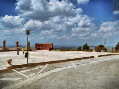 Il punto pi� suggestivo rimane indubbiamente il belvedere che da piazza Alcide De Gasperi si affaccia sui dolci pendii della Murgia