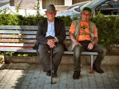 Nonno Giuseppe sulla sinistra e il suo amico Tonino sulla destra: gli anziani apprezzano particolarmente la vita tranquilla del paese