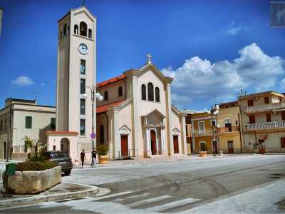 ...su di essa si affacciano: l'unica parrocchia...