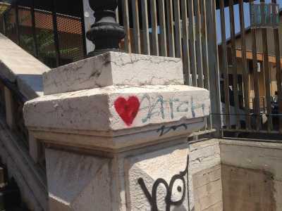 Il misterioso writer ha "colpito" anche un pilastro del ponte pedonale che collega il centro cittadino e via Capruzzi