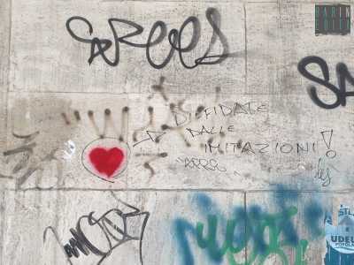 Il cuore autografato al numero 93 di via Unit� d'Italia, firmato "Spre"