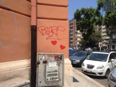 Due cuori rossi in viale della Repubblica