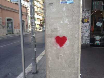 Una colonna di via Capruzzi "marchiata" dal writers