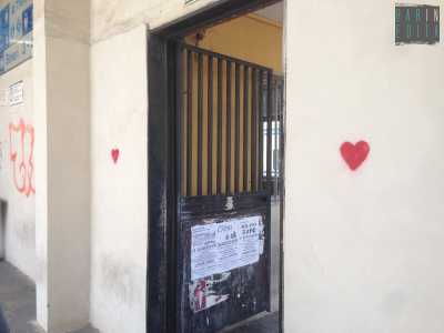 Due cuori affiancano uno dei varchi che permettono di accedere nella stazione centrale 