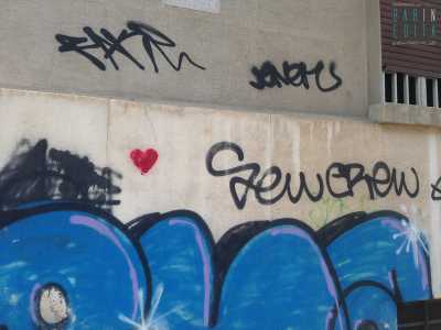 In mezzo a tante scritte spunta un piccolo simbolo anche in via Edmondo de Amicis (l'autore del libro Cuore)
