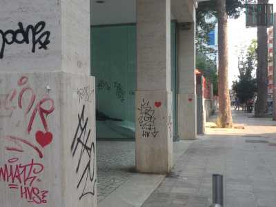 Una serie di cuori caratterizza anche corso Benedetto Croce: in lontananza si nota che anche un albero � stato preso di mira