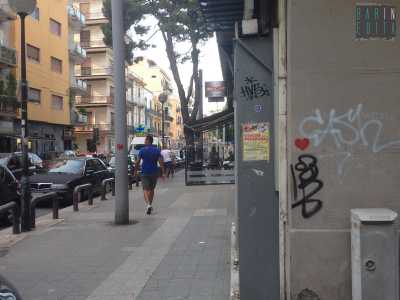 Un cuore rosso anche sulla parete di un edificio in via Toma