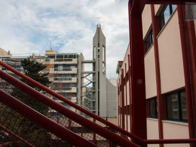 ...sulla quale si affaccia lo snello campanile e l�imponente �vela� della chiesa San Carlo Borromeo, sorta qui nel 1962