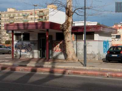 In corso Mazzini sono presenti alcuni bagni pubblici, fra i pochissimi esistenti ancora oggi a Bari