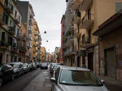 Giriamo a destra per via Rogadeo, l� dove �abbattute� palazzine di inizio 900 fronteggiano palazzi di edilizia popolare...