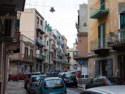 ...si tratta di una delle vie che sfociano su via Principe Amedeo: strade strettissime che spesso formano angoli quasi improvvisi, proprio come avviene per via Fratelli Bandiera, che quasi forma un gomito quando incrocia via Bovio