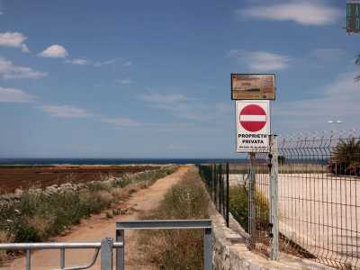 La sbarra che vieta l'accesso alla strada e il cartello che recita: �Propriet� privata"