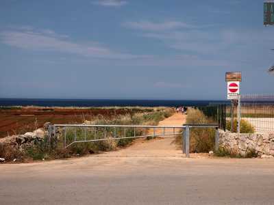 Siamo su via Procaccia, la litoranea di Monopoli, nella zona dominata dalla sala ricevimenti �Copacabana�