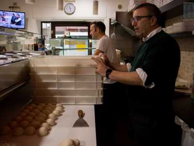 Accanto si trova �Il Fornaccio�, storica pizzeria presente qui dagli anni 70. Entriamo un attimo e scambiamo due parole con Francesco, il proprietario, che ci dice di aver sub�to in pochi giorni due rapine a mano a armata