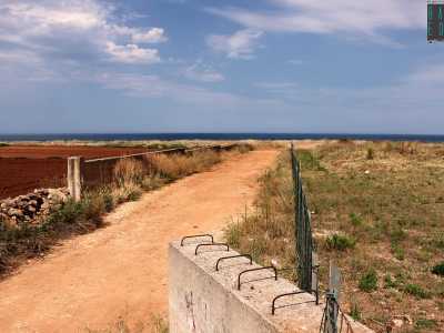 Da qui parte una via sterrata che conduce dopo 250 metri diritti sulla costa