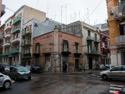Proprio su quest�ultima strada, all�incrocio con via Libert�, incontriamo Teresa e Annalisa: sono assieme a un�amica che rimane dietro l�uscio di casa, che si apre proprio sulla strada come nelle case di paese