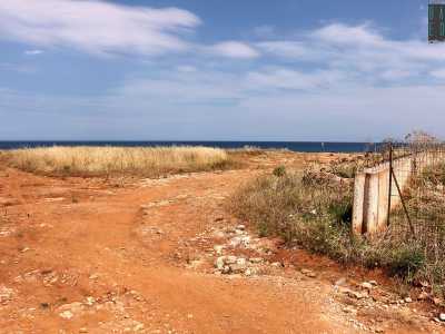 Parcheggiando la macchina in un ampio spiazzo si poteva accedere alle varie insenature