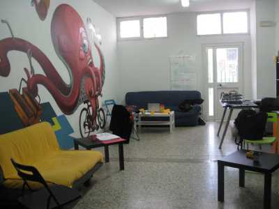 L'area relax della ciclofficina, utilizzata per i laboratori e gli incontri divulgativi