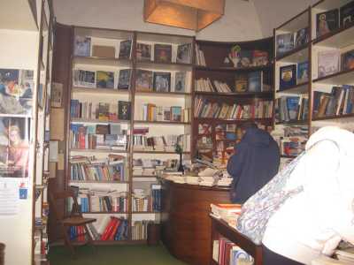 Una panoramica della piccola libreria colma di testi di ogni genere 