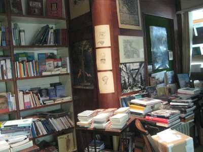 Un'altra panoramica dell'interno della libreria gestita dalla signora De Michele